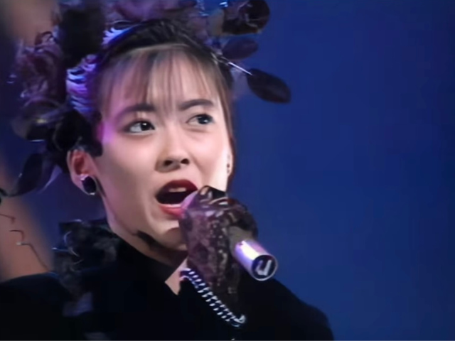 18歳だった中山美穂さんは、華やかな衣装と圧倒的な歌唱力で、会場を魅了しました