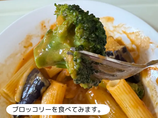 ブロッコリーを食べてみます。