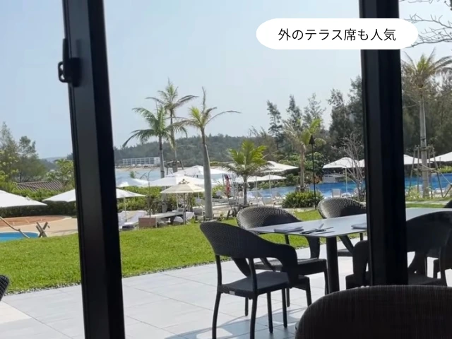 外のテラス席も人気