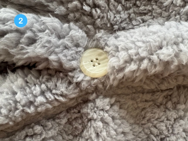 ②ゴリラのハグのボタンのアップ写真