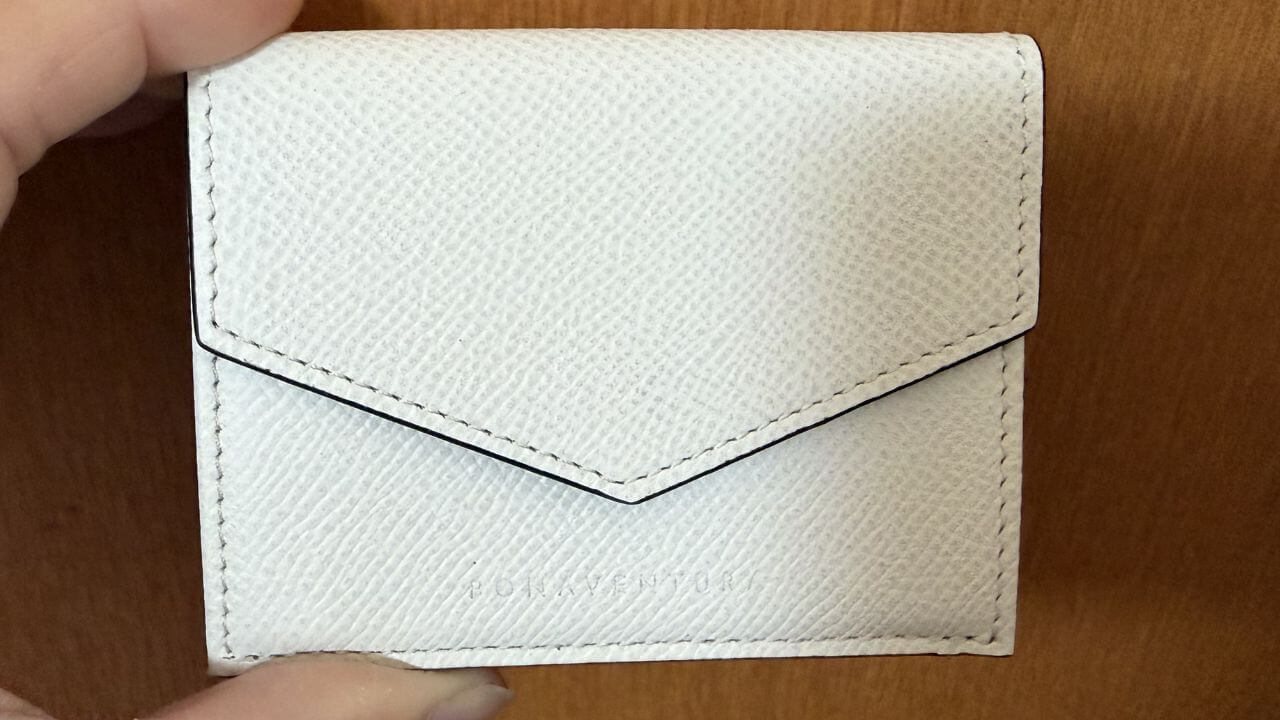 スモールウォレットを正面から撮影した画像